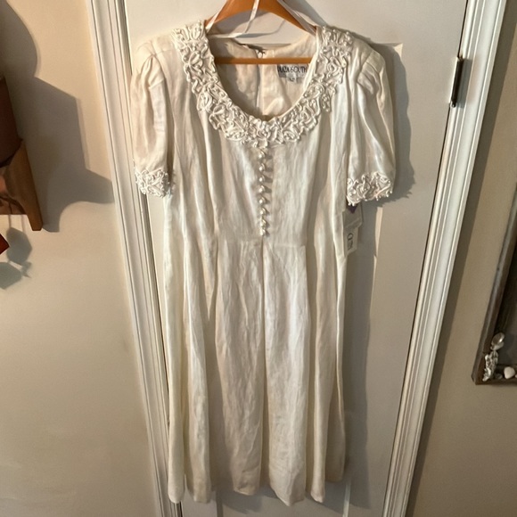 NWT beautiful beaded dress, white pearl on white raime fabric.Size 8. Brand new. - Picture 2 of 6